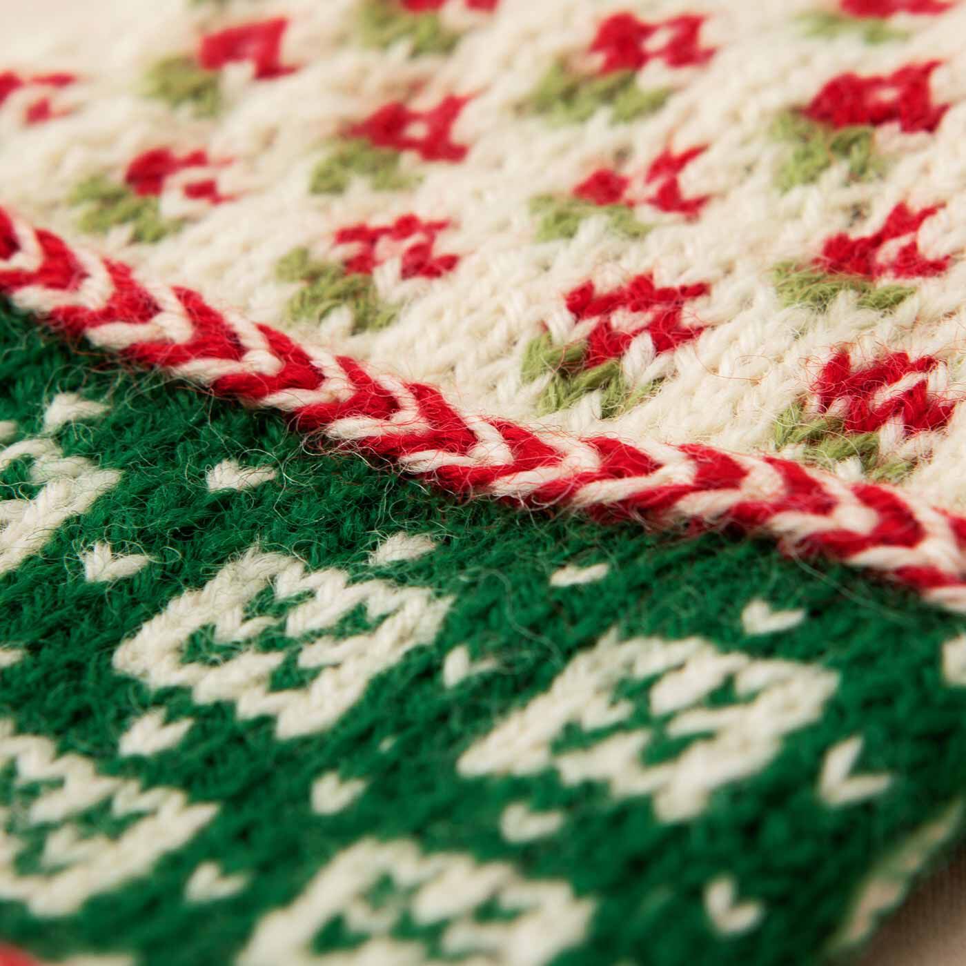 Couturier|ラトビアにあこがれて 編み込み模様がかわいい 三角あたまのミトン|手首のアクセントとなるぽこっとねじれた編み目は、“キヒノヴィッツ”と呼ばれる伝統技法。エストニアの小さな島“キヒヌ”が由来で、バルト三国のミトンによく見られます。