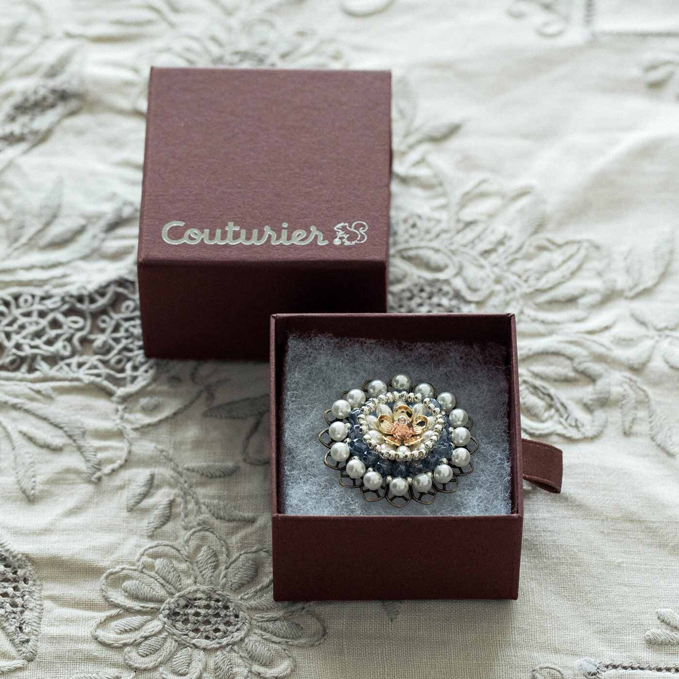 Couturier|ギフトボックスで届く　ビーズで装飾する　花のコスチュームジュエリー|引き出し仕様のギフトボックスは、作品の保管やプレゼントに活躍。