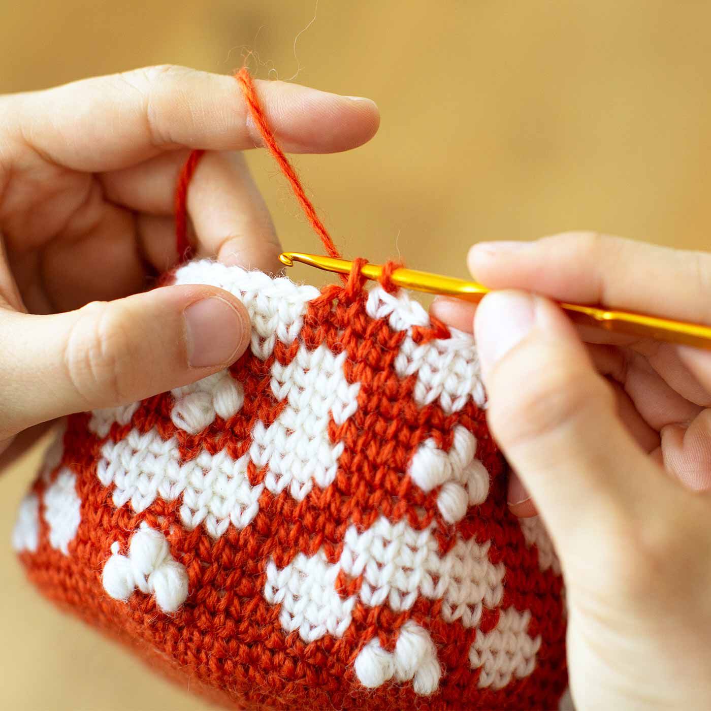 Couturier|北欧模様がポップでかわいい かぎ針編みポーチの会|メリヤスこま編みは前段のこま編みの足を拾って編むことで、棒針のメリヤス編みのような編み地に。編み地に強度があって伸びにくいので、作ったアイテムは気兼ねなくふだん使いできます。