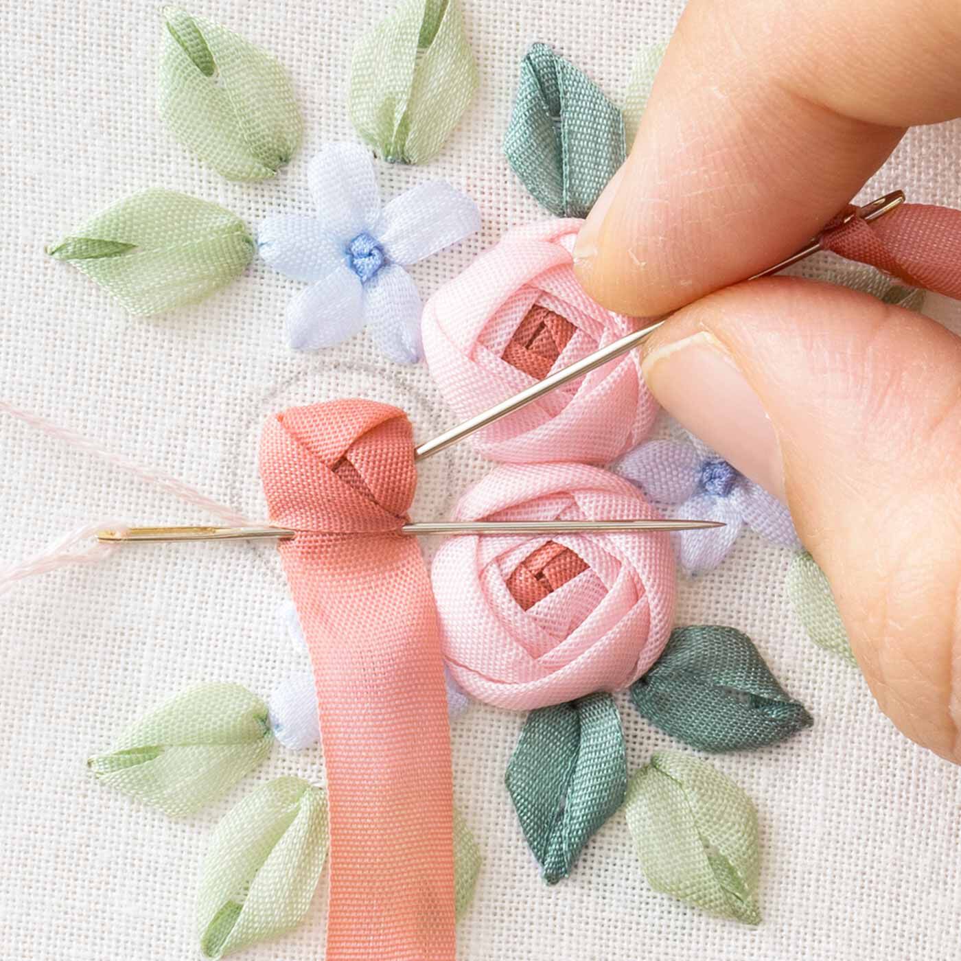 Couturier|砂糖菓子のように甘くてかわいい お花のリボン刺しゅうの会|リボンを折りながら縫い留め、花びらを重ねていきます。
