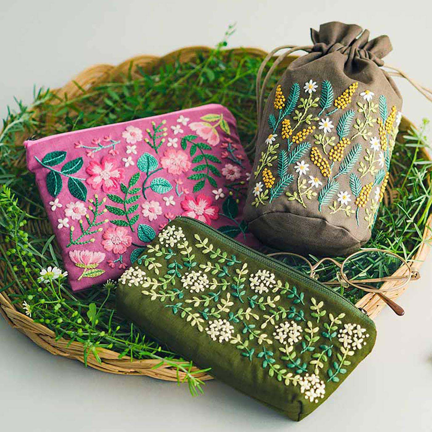 フェリシモ　大人カラーの色遣い花園刺しゅう布小物　刺繍キット