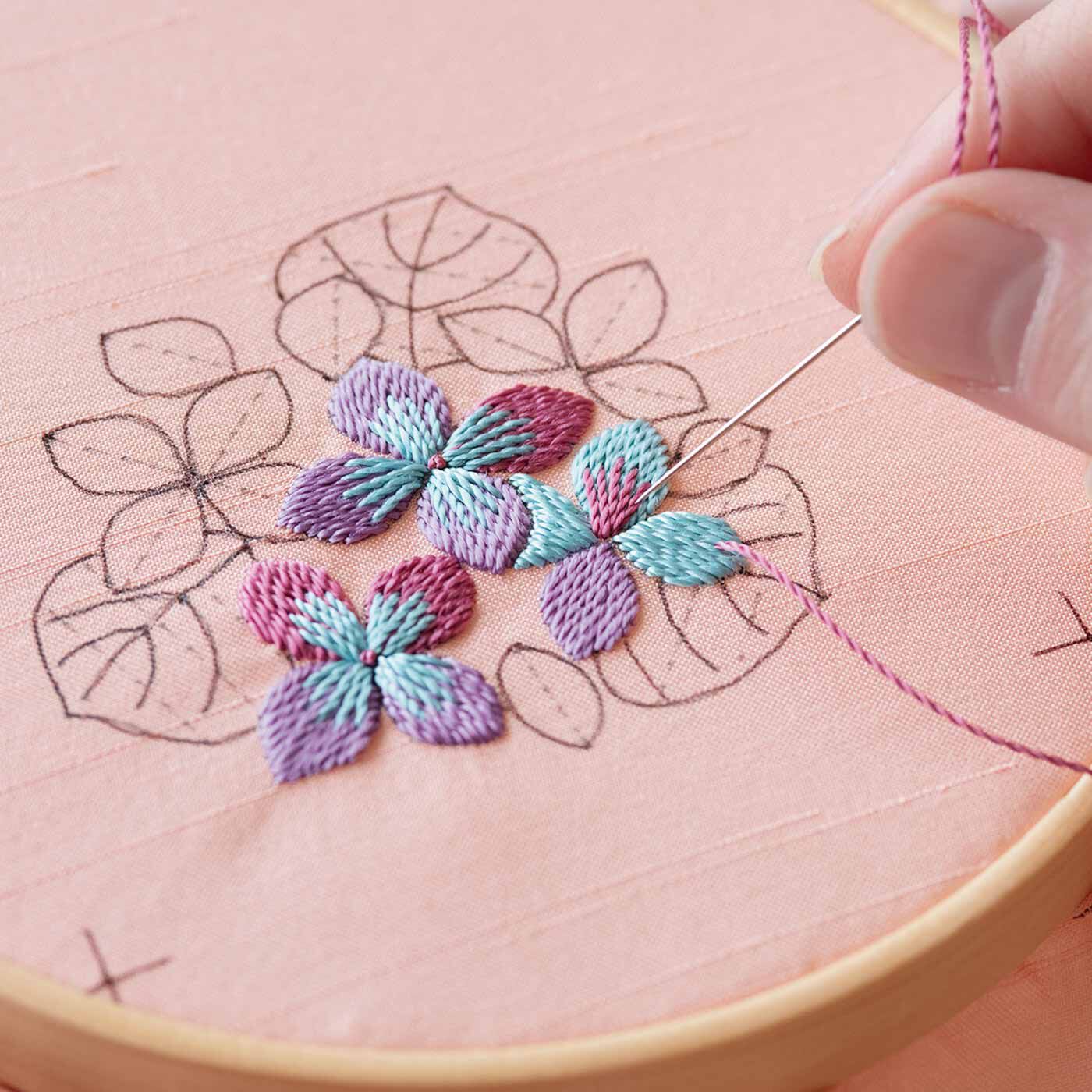 Couturier|日本刺しゅうにあこがれて　絹糸の優美な輝き文様フレームの会|ふっくらと浮かびあがる絹糸の光沢は、日本刺しゅうならでは。