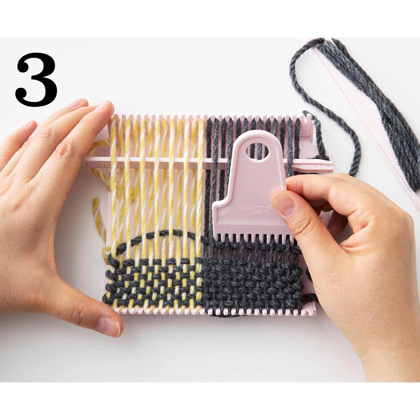Couturier|小さいのに本格派！ よこ糸の色替えがしやすい織り機|織りくしでとかして寄せながら織っていきます。