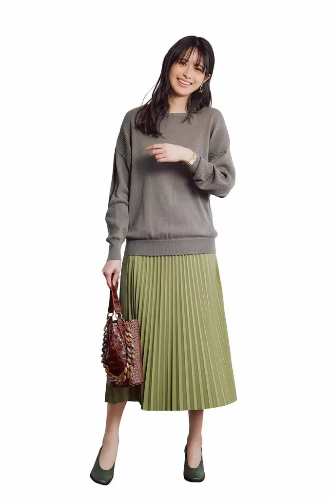 秋のオフィスカジュアル】大人女子の通勤スタイル15選〈スカート