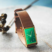 金沢の時計職人が手掛けた 聖なる泉の翠色に見惚れる腕時計〈ブラウン〉