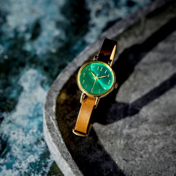 金沢の時計職人が手掛けた 聖なる森の翠色に見惚れる腕時計〈ブラウン