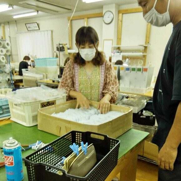 
財布作りのプロ集団が作った　京都革友禅のがま口付き財布
